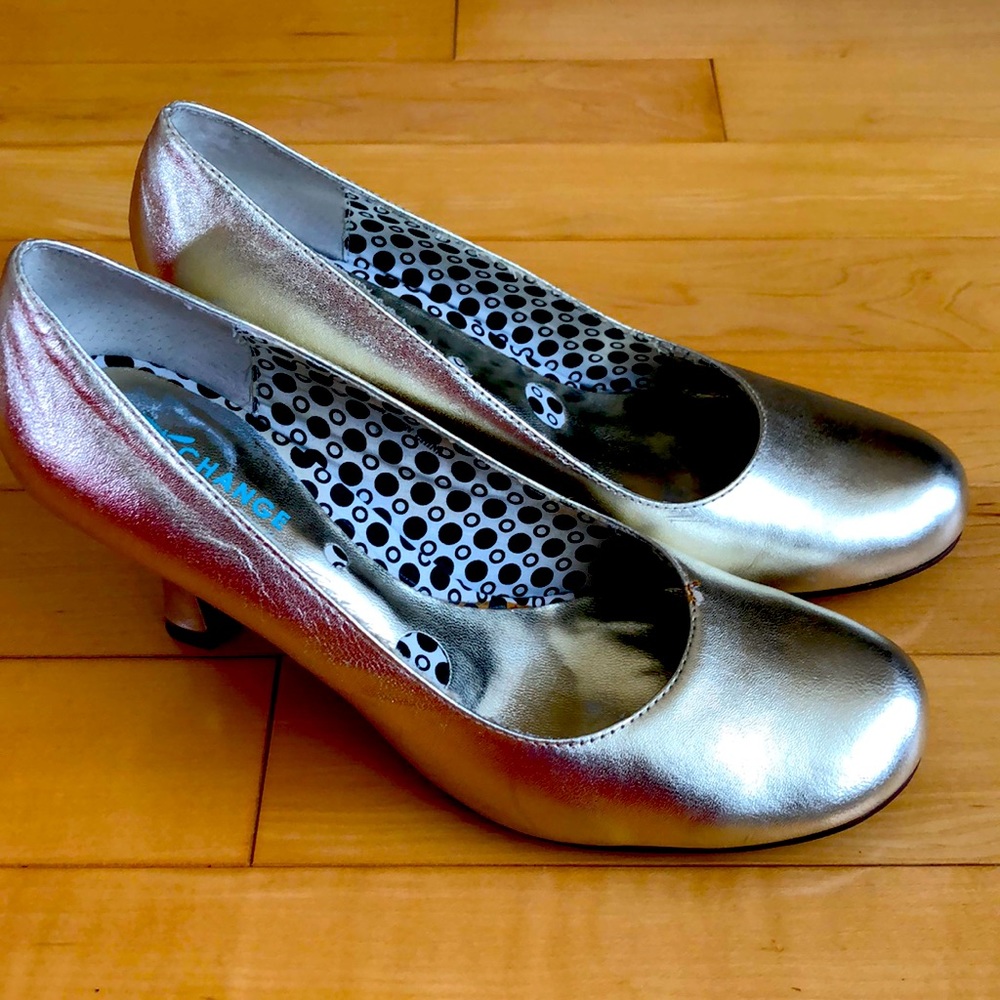 CHANGE by Charles David Leather Gold shoes.  Mid-height heels.